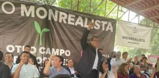 Reciben a Ricardo Monreal en Xochimilco al grito de “presidente, presidente”