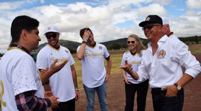 Directivos de Texas, concertan con el Rancho Beisbolero