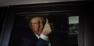 Al descubierto seguimiento puntual al embajador Ken Salazar por la Defensa Nacional