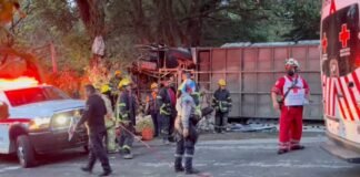Mueren cuatro músicos en volcadura de autobús en Huitzilac, Morelos