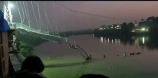 Colapsa puente colgante con 500 personas, en India; hay muertos y heridos