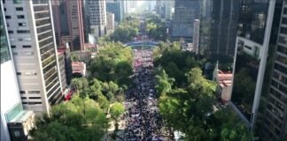 Impiden contingentes llegar a López Obrador para encabezar la marcha de la 4T