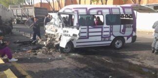 Urban de pasajeros se impacta con tanque pipa, hay al menos 15 lesionados