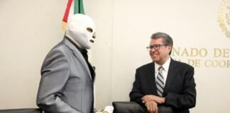 Recibe Monreal máscara con sus iniciales previo a evento en la Arena México Monreal