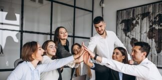 El bienestar y felicidad en el trabajo aumentan la productividad ambiente laboral