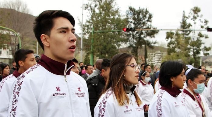 Esperan medallistas sus becas antes de concluir el año