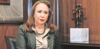 “Copia sustancial” la tesis de Yazmín Equivel; UNAM no puede invalidar su título Comité determina que tesis de Yasmín Esquivel Mossa es una copia sustancial de la tesis de Edgar Ulises Bàez