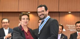 Condecoración-de-la-medalla-al-mérito-CANACO-PACHUCA-edición-UNO-al-Mto.-Eduardo-Iturbe-Méndez. Foto: especial.