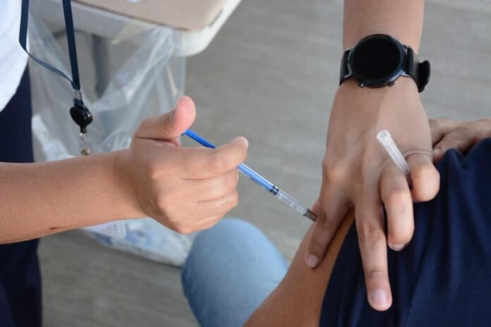 Inicia aplicación de vacuna de refuerzo contra covid-19