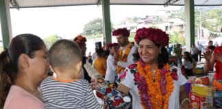 edda vite entregando juguete