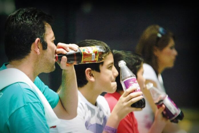 gente tomando refresco