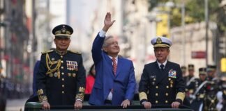 AMLO encabeza la Marcha de la Lealtad en Ciudad de México