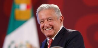 AMLO bromea sobre la marcha en defensa del INE en el Zócalo: «Se incrementó el robo de carteras»