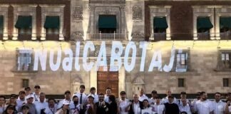 ¿Por qué protestan pilotos aviadores en el Zócalo?