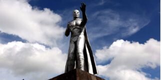 Restauran monumento de «El Santo», el enmascarado de plata de Tulancingo