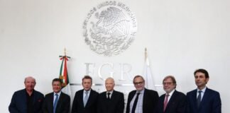 Reaparece el fiscal Gertz Manero tras cirugía de columna