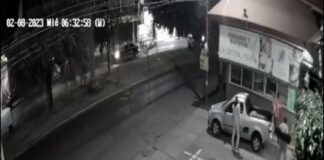 A punta de pistola roban auto en el estacionamiento de una panificadora de Cuernavaca