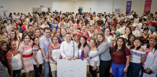 Julio Menchaca se compromete a «saldar deuda histórica» con las mujeres