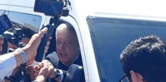 Con gritos y reclamos reciben migrantes a López Obrador en Cd. Juárez