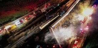 Renuncia ministro de Transporte tras choque de trenes en Grecia