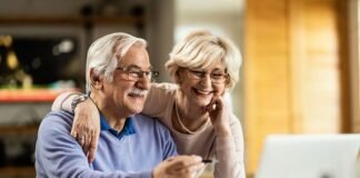 ¿Cuál es el porcentaje de la población adulta mayor económicamente activa?