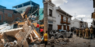 Sismo en Ecuador de 6.5 grados provoca derrumbes y pánico