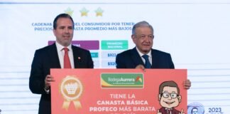 Entrega AMLO reconocimientos a gasolineras y tiendas departamentales con los precios más bajos