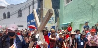 Llevan a cabo la representación del viacrucis en distintos puntos de Pachuca
