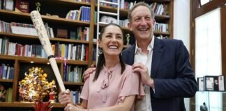 Sheinbaum recibe bat de parte de CEO de los Gigantes de San Francisco