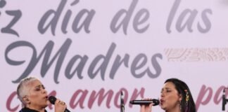 López Obrador dedica ‘La mañanera’ a las mamás y ofrece concierto en su espacio