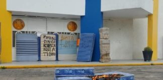 Causan destrozos en Alcaldía de Tula