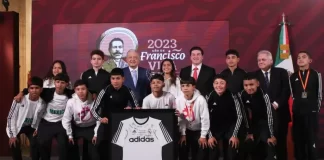 Reconoce AMLO a jóvenes mexicanos campeones en el World Challenge