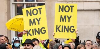 ¡Abajo la corona! Detienen a manifestantes antimonárquicos