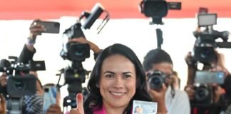 Vota Alejandra del Moral en urna electrónica