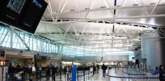 Abandona a su nieta en el aeropuerto y la mujer aborda un avión en Houston; es detenida