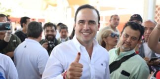 Emite su voto Manolo Jiménez; se dice seguro, pero no confiado