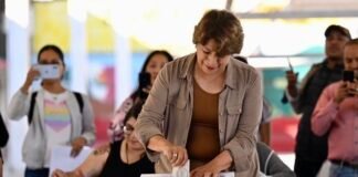 Elecciones Edomex: Delfina Gómez emite su voto en Texcoco