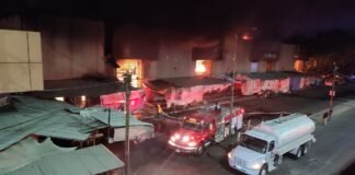 Incendio consume nave del mercado central de Acapulco; afecta 570 locales