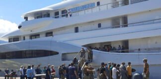 Rescata yate de familia mexicana a decenas de migrantes en naufragio