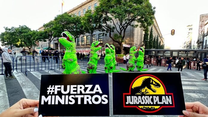 Zócalo de CDMX amanece 'sitiado'