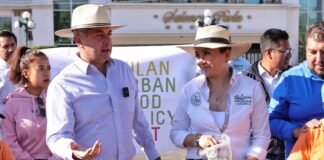 Siembra Sergio Baños cempasúchil en Huerto Urbano de Pachuca