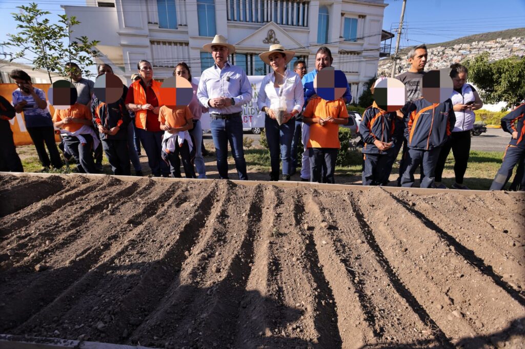 Siembra Sergio Baños cempasúchil en Huerto Urbano de Pachuca