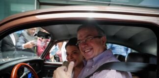 En bocho eléctrico Marcelo Ebrard inició su precampaña