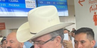 Ebrard es recibido con sombrero y a ritmo de banda en Mazatlán
