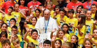 Papa pide a niños en campamento de verano mantener una relación sana con el mundo digital