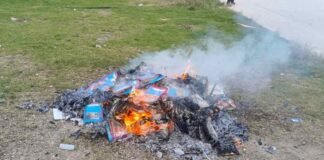 Comunidad de Chiapas quema libros de texto gratuitos: «Son para adultos»