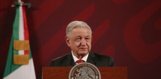 Retrógrada, medieval, de la inquisición: AMLO se lanza contra quema de libros