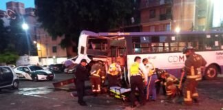 Tráiler impacta camión de transporte publico en CDMX; deja al menos 21 heridos