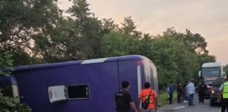 Volcadura de autobús deja 30 heridos, se dirigía a Huejutla