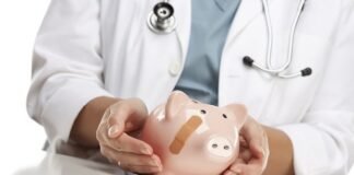 Disminuyen 25% ingresos salariales de médicos en México